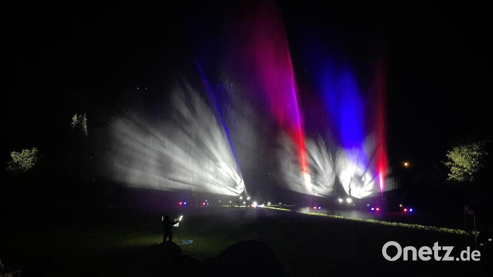 Nach der Eröffnung der Aktionswoche gab es noch eine „Feuer-Wasser-Show“ am Gerätehaus in Schnaittenbach. Bild: egl