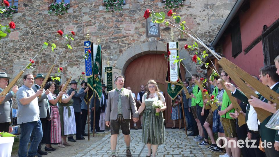In einem Rosenspalier wurde das frischvermählte Ehepaar Nicole und Christoph Baier nach der standesamtlichen Trauung auf Schloss Burgtreswitz von den Schützen empfangen. Bild: gi