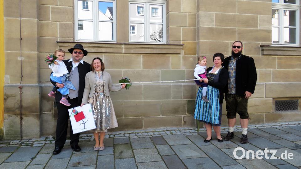 1,5 Meter Abstand: Das Brautpaar Rösel und Schweizer (mit Tochter Leonie) und das Trauzeugenpaar Ursula und Andresa Stengl (mit Tochter Mathilda) haben zur Wahrung der Vorschriften extra einen Meterstab mitgebracht. Bild: ubb