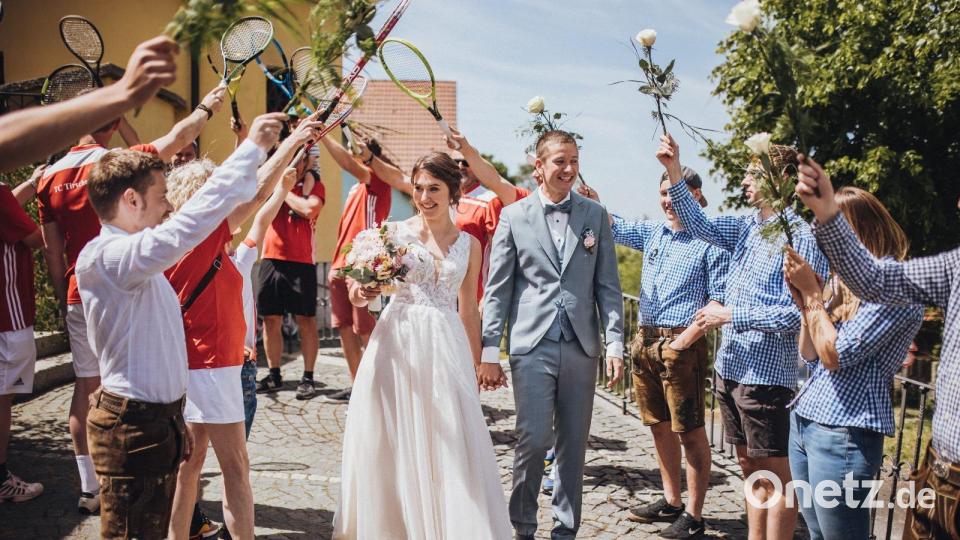 Nach der Hochzeit wurde das Paar vor der Kirche St. Laurentius in Stein von einem Ehrenspalier erwartet. Es gratulierten Freunde des Bräutigams vom TC Tirschenreuth und Freunde der Braut von der KLJB Stein. Bild: 7blocks/Patrick Burger/exb