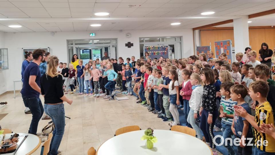 Die Kinder kamen in der Aula zusammen und machten begeistert mit. Bild: gri