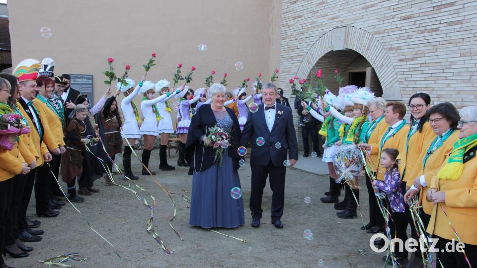 Mit Luftschlangen und mit Seifenblasen begrüßten die Garden und der Elferrat der Tursiana Iris und Markus Holländer nach der standesamtlichen Trauung. Bild: kro