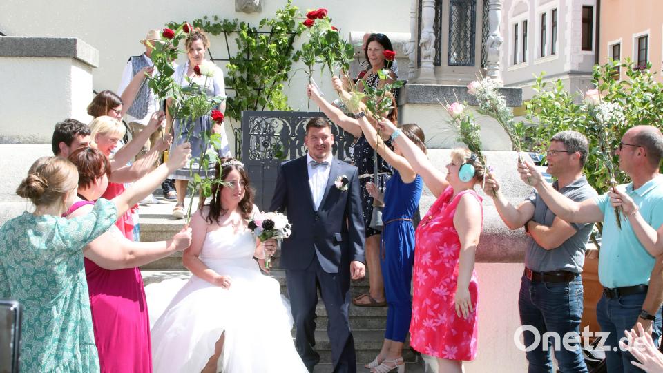 Nach der Trauung von Amanda Zumwalt und Alfons Thoma stehen die Gratulanten Spalier. Bild: Stephan Landgraf/exb