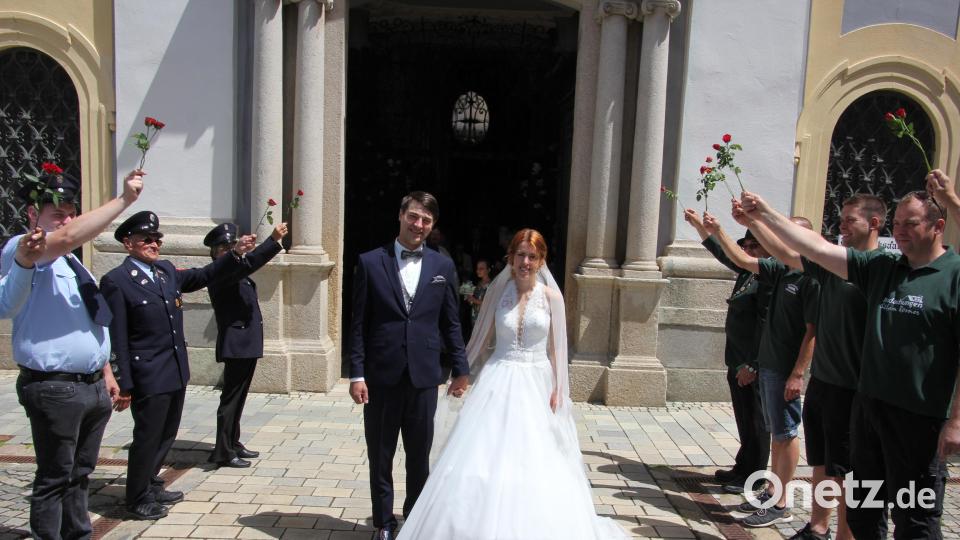 Nicol und Reinhard Rustler beim Verlassen der Basilika sowie das Ehrenspalier vorm Portal. Bild: kro