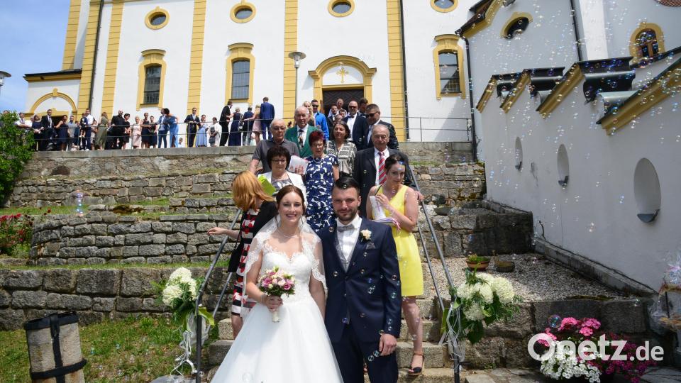 Christian und Simone Ertl, geborene Hösl, freuen sich nach der Trauung in der Kreuzbergkirche über die Glückwünsche. Bild: bey