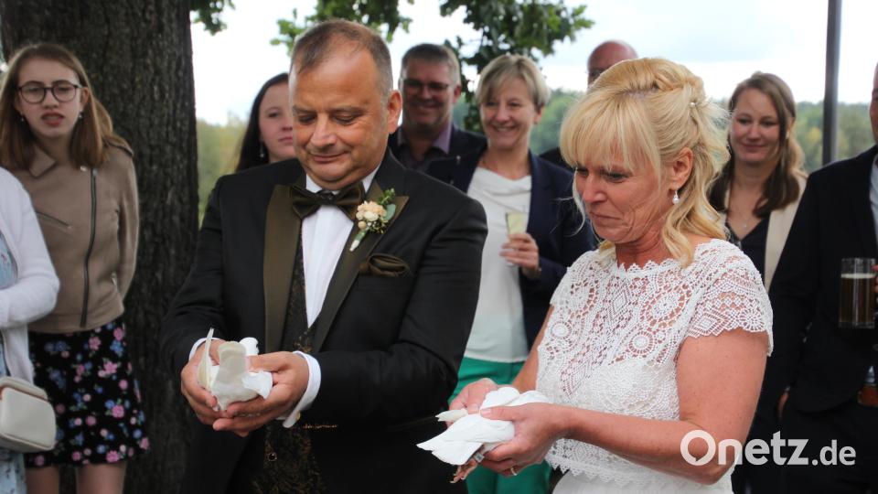Jutta Rosner-Leichtl und Christian Leichtl ließen weiße Tauben zum Himmel aufsteigen. Bild: kro
