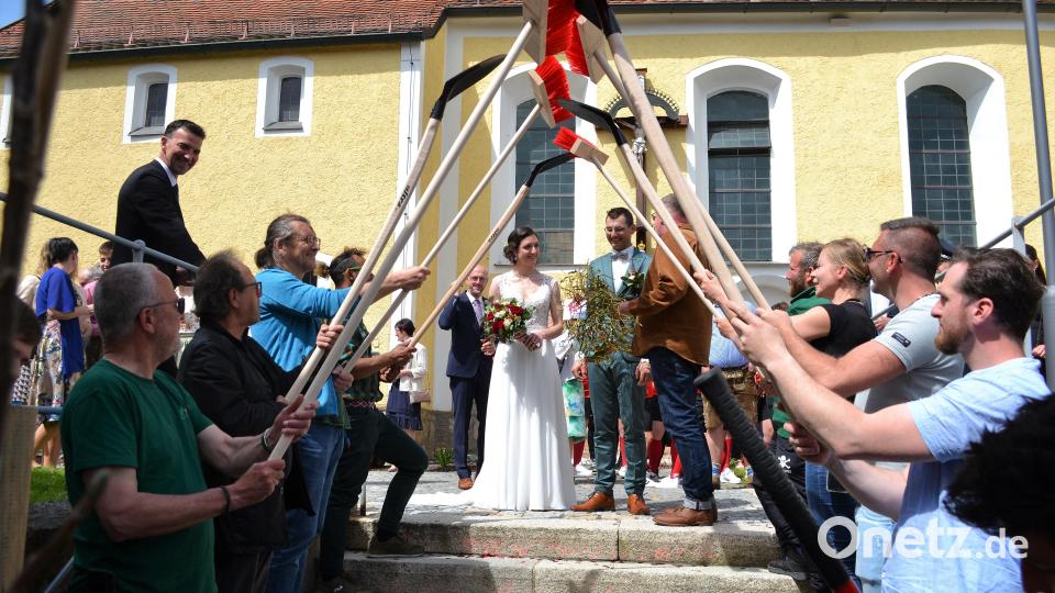 Die Fußballerinnen, die Feuerwehr Engleshof und die Arbeitskollegen des Bräutigams standen samt Chef Spalier vor der Michldorfer Kirche. Bild: kki