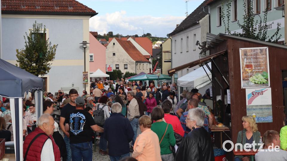 Gut besucht ist die 17. Auflage des Riedener Marktsonntags. Auch beim Wetter haben die Vilstaler Glück. Bild: mrr