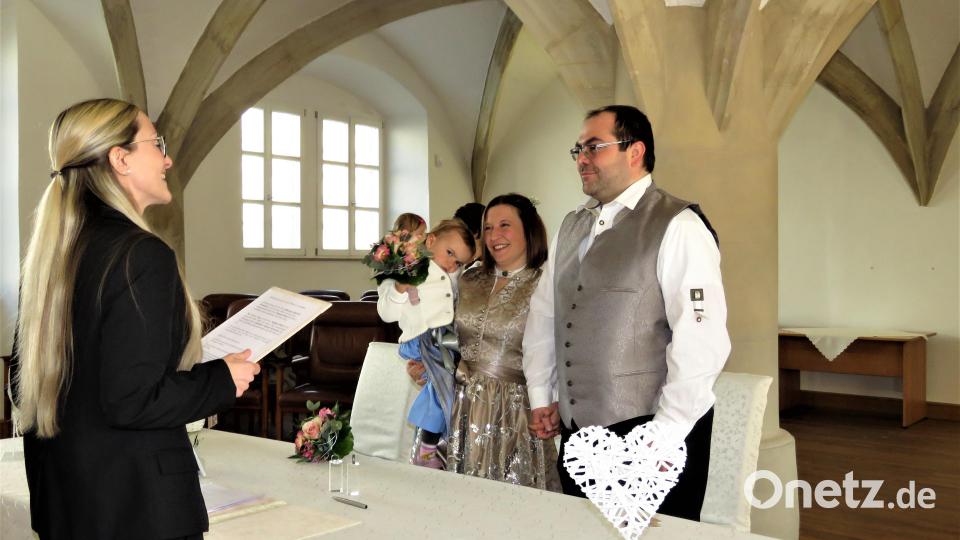 Sebastian Schweizer sagt vor Standesbeamtin Maria Dietzel &quot;Ja&quot; und seine Melanie strahlt ihn an vor Glück. Bild: ubb