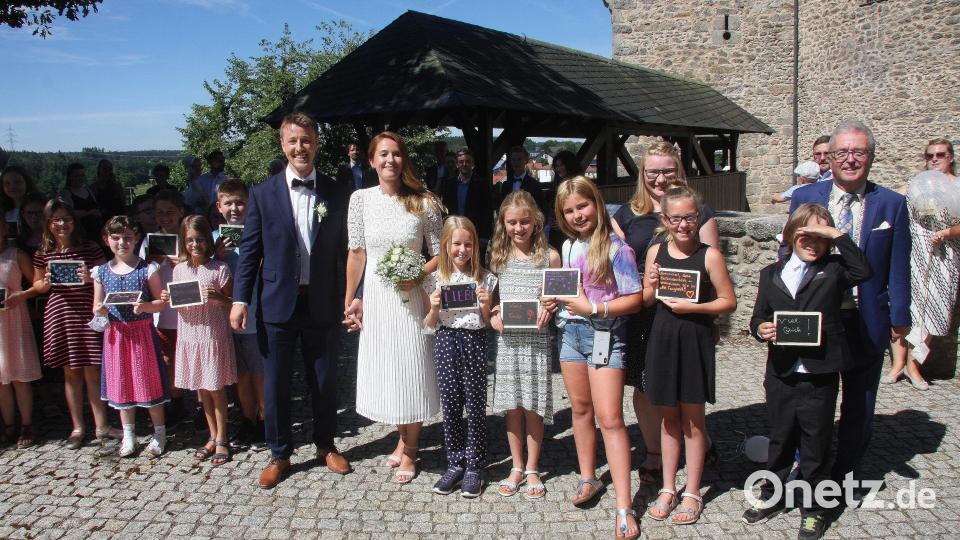 Auf kleine Täfelchen hatten Grundschüler Glückwünsche geschrieben. Die standesamtliche Trauung vollzog der Wiesauer Bürgermeister, Toni Dutz (rechts). Bild: wro