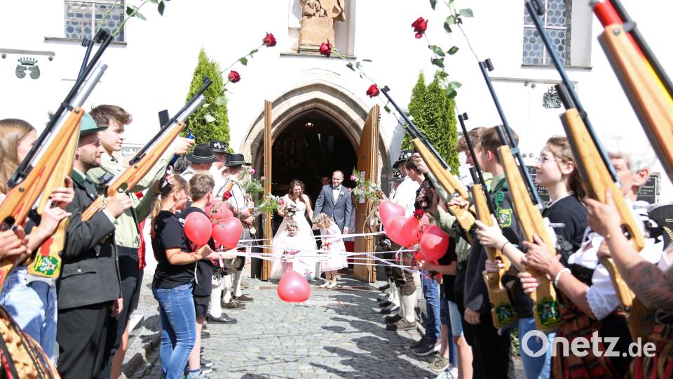Die Böllergruppe und die Sportschützen hatten sich zum Ehrenspalier vor der Kirche aufgestellt. Bild: rwo