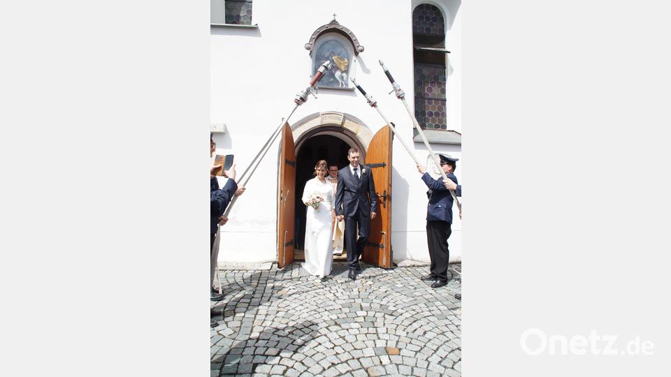 Nach der Trauung warten die Kameraden der Feuerwehr Höflas/Oberndorf auf das Brautpaar Bild: kaz