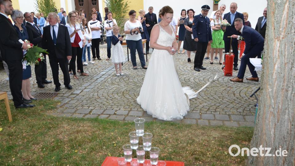 Da konnte sich der Bräutigam noch so anstrengen, die Kübelspritze funktionierte einfach nicht. Bild: dob