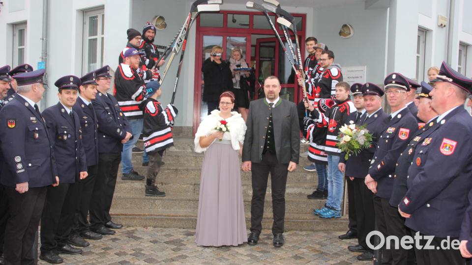 Ein großes Ehrenspalier wartete auf Anna und Michael Eckstein nach der standesamtlichen Trauung. Bild: kro