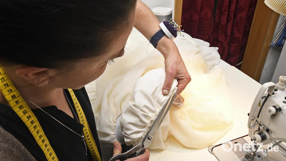 Upcycling von Brautkleidern im Atelier Reyzend von Astrid Reyzl in Sulzbach-Rosenberg. Bild: Petra Hartl