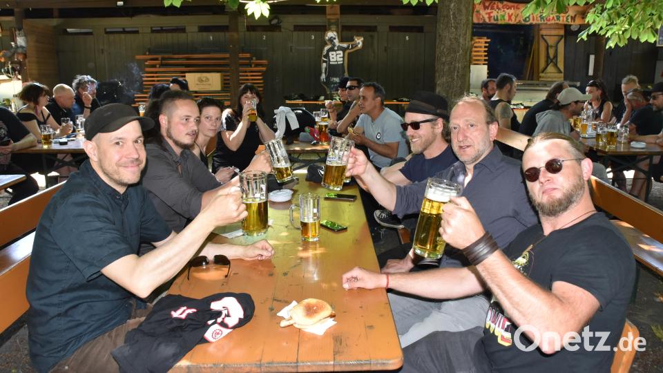 Eine Gruppe Punks aus Berlin feierte im Stadtbad. Der Anlass war allerdings ein trauriger: Ein Weidener war verstorben. Bild: hcz