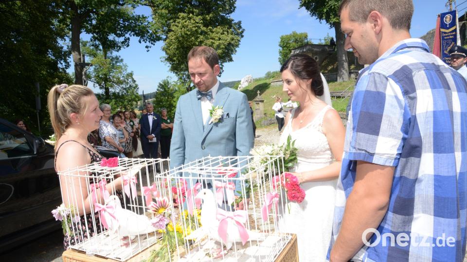 Zum Abschluss des Glückwunschreigens lassen Markus und Karina Schwandner zwei weißen Tauben in den blauen Himmel steigen. Vorher gabs von Michaela Vitzthum und Markus Vitzthum auch nochmals Glückwünsche in Gedichtform. n Bild: bey