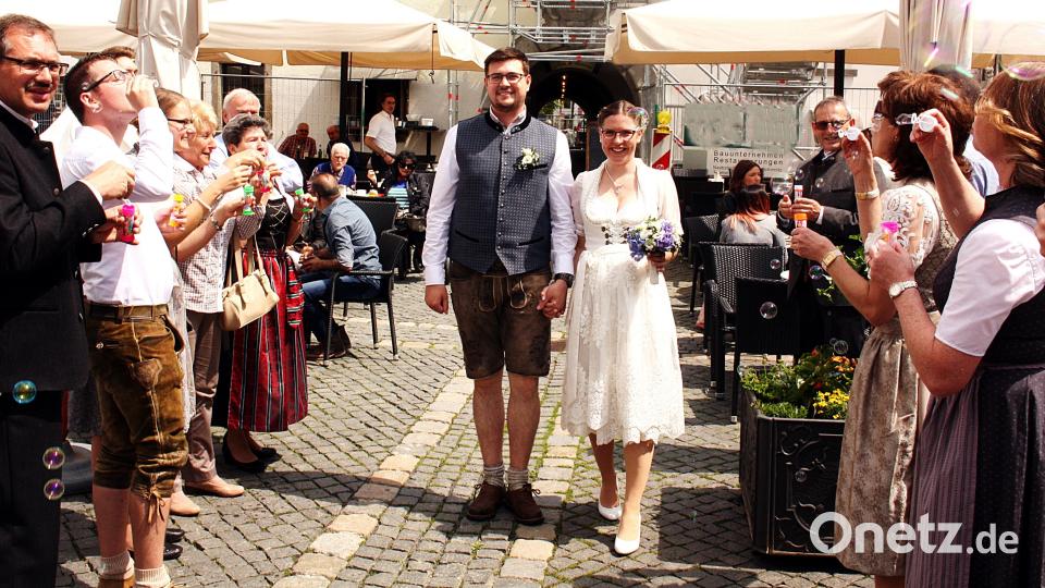 Kristina und Simon Knorr werden nach der Trauung von vielen Freuden, Verwandten und Kollegen empfangen. Bild: zer