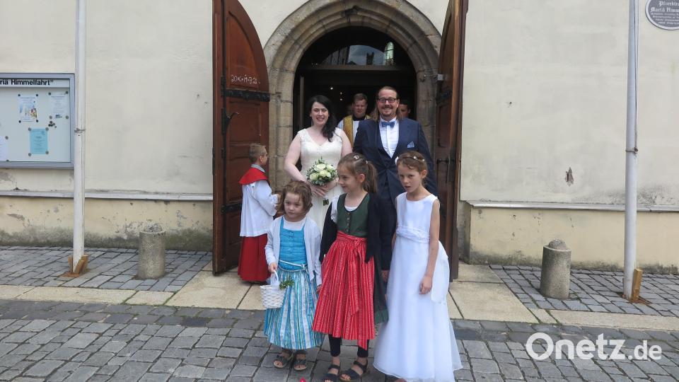 Das glückliche Ehepaar beim Verlassen der Stadtpfarrkirche Kemnath. Bild: jzk