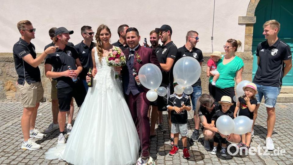 Erste Gratulanten waren nach der Hochzeitsmesse des Wirtepaares Matthias und Sabrina Schubert die Fußballer der SpVgg Neustadt am Kulm Bild: do
