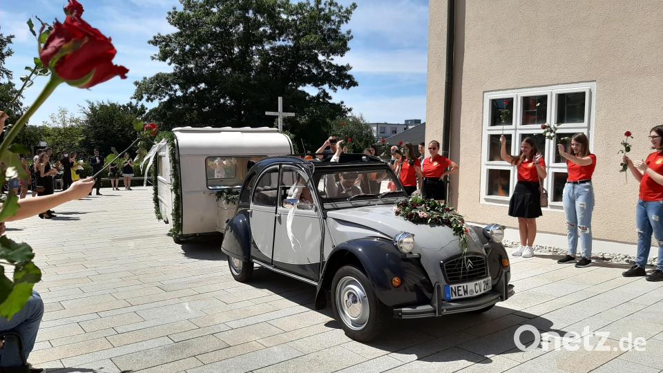 Und ab geht&#039;s zur Feier auf den Schafferhof. Nach einigen bangen Momenten, ob die Oldtimer-Ente auch anspringt, fuhr das Brautpaar mit offenem Verdeck winkend durch das Rosenspalier des Teeniechors. Die Oldtimer-Ente gehört übrigens dem Schirmitzer Jürgen Schmucker. Bild: ise
