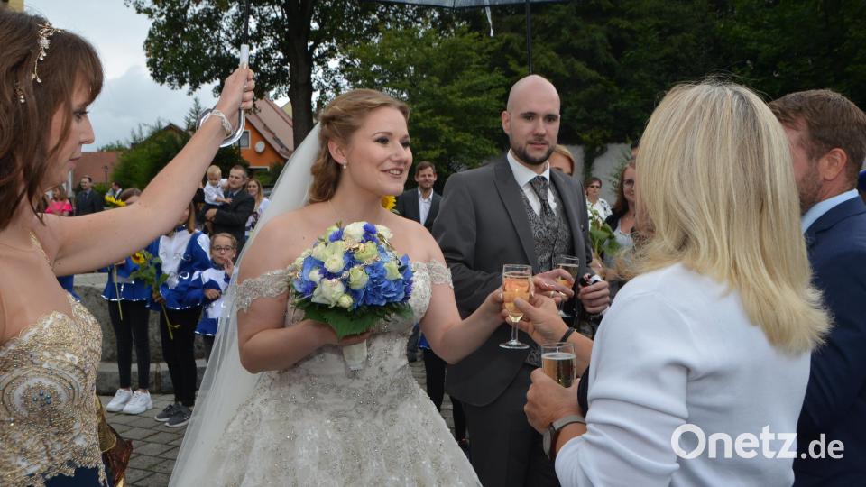 Eine Traumhochzeit feierten Thomas und Katharina Meyer. Pfarrer Albert Hölzl traute das Paar. Viele Verwandte und Freunde begleiteten das Paar in den siebten Ehehimmel. Bild: dob