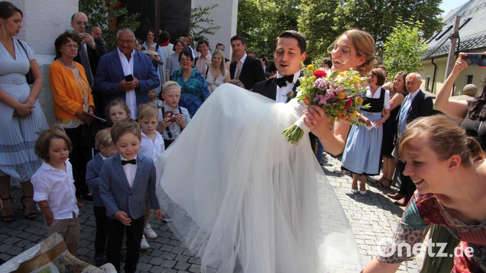 Johannes und Veronika Zettl sagten in der Tirschenreuther Stadtpfarrkirche einander "Ja". Danach mussten sie aus Zeitungspapier ein Herz ausschneiden, durch das Johannes Zettl seine Frau auf Händen trug. Bild: kro