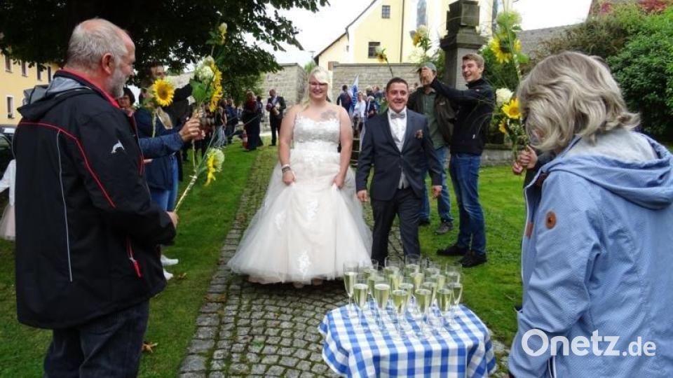 Viele Gratulanten beglückwünschten Martin Zwick und Stefanie Puff. Bild: bey
