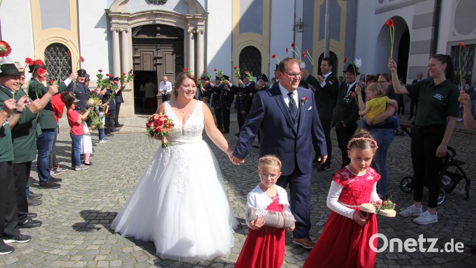 Nach dem Verlassen der Basilika wartete ein großes Ehrenspalier auf Melanie und Uwe Friedrich. Der Schützenverein &quot;Tell&quot; Hundsbach und die Feuerwehr Querenbach bereiteten dem Brautpaar den Blumenkindern Martha und Emma einen tollen Empfang. Bild: kro