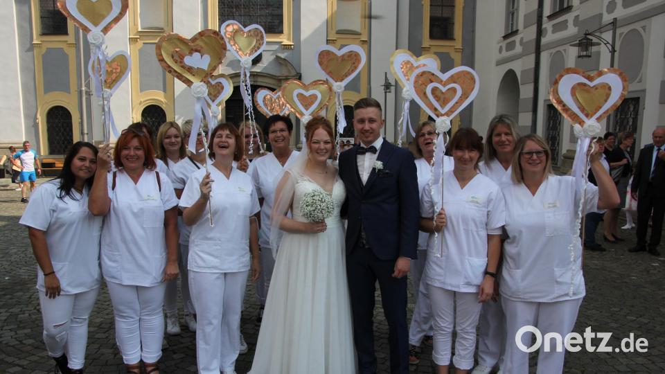 Das Brautpaar mit den Arbeitskolleginnen der Braut von der Urologie des Klinikums in Marktredwitz. Bild: kro