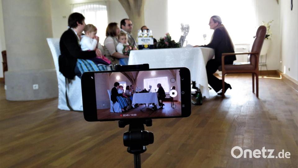 Das Brautpaar nimmt die Hochzeit für die Gäste mit dem Smartpone auf. Bild: ubb