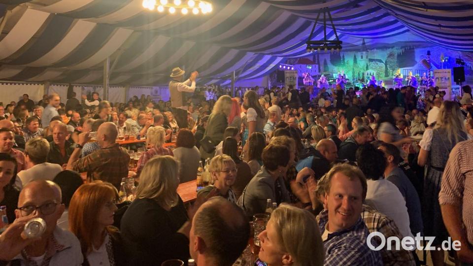 Beim Oktoberfest der Fichtelberger Feuerwehr herrschte wieder ausgelassen Stimmung. Bild: gis