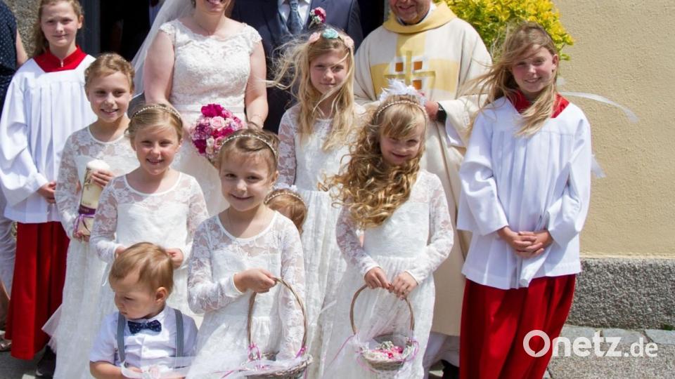 Blumenkinder begleiten Katharina und Harald Strobl beim Auszug aus der Kirche. Bild: exb