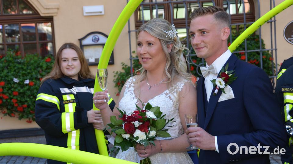 Markus Schmid wurde als Dorfgendarm Franz Eberhofer bayernweit bekannt. Jetzt gab er seiner Adriana im Vohenstraußer Rathaus sein Eheversprechen. Natürlich fehlte auch Freund André Hilburger nicht, der damals den Privatdetektiv Rudi Birkenberger an seiner Seite spielte. Bild: doj