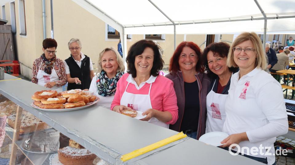 Kuchen, Torten und Küchln bieten die Damen vom Team der KAB Rieden vor dem Pfarrheim an. Bild: mrr