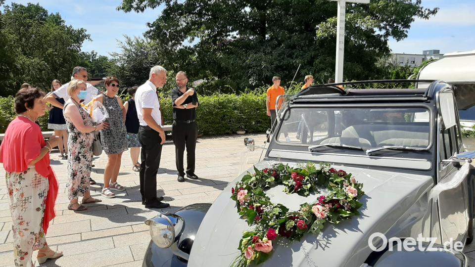 Pfarrer Thomas Stohldreier (rechts, in schwarz), selbst ausgewiesener Campingfan war nicht nur begeistert vom Brautautogespann. Er freut sich immer, wenn er junge Leute trauen darf, die er schon von klein auf bestens kennt wie beispielsweise Bräutigam Michi, der viele Jahre in Stohldreiers Ministrantentruppe aktiv war. Bild: ise