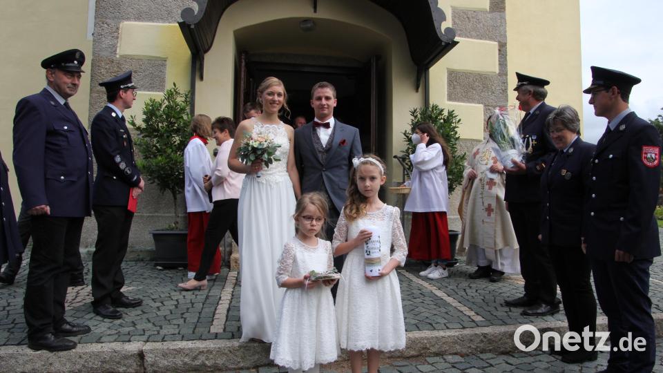 Carina Bauer und Michael Donhauser beim Verlassen der Hohenthaner Pfarrkirche. Vorne die beiden Brautkinder Nora und Lina. Bild: kro