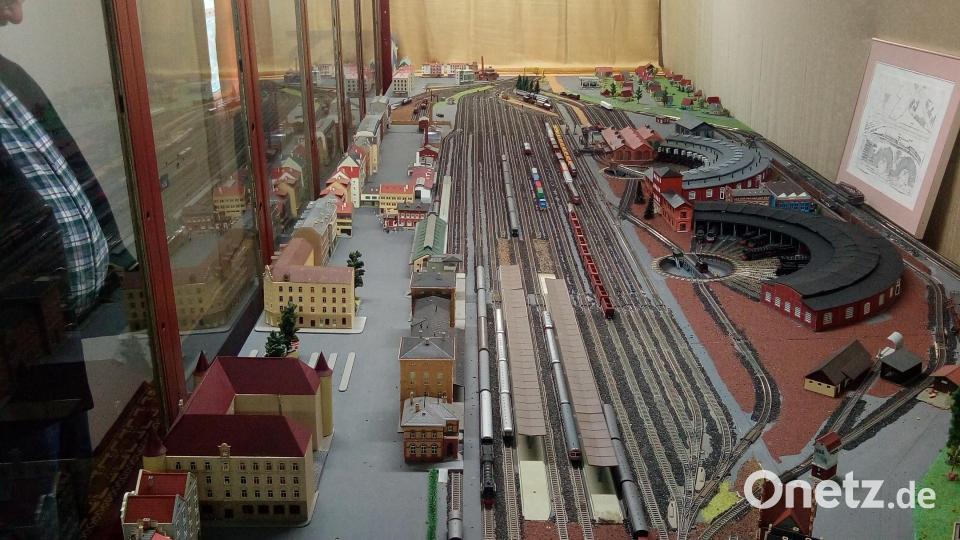 Auch der Weidener Bahnhof im Miniaturformat ist zu sehen. Bild: Horst Scheiner/exb