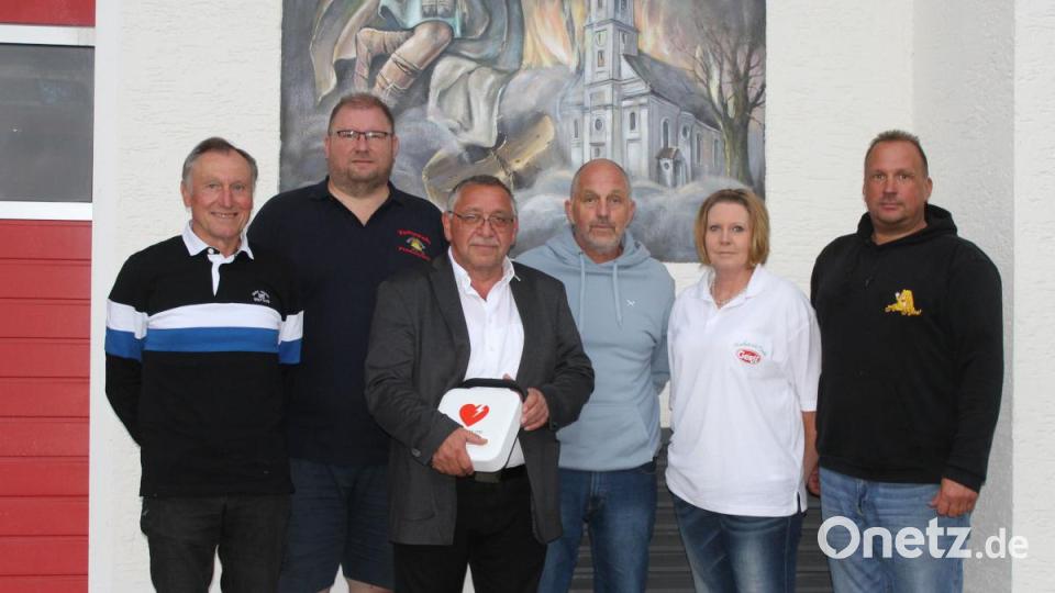 Zweiter Bürgermeister Johann Neugirg (von links), Kommandant Tobias Meinzinger, Richard Wagner vom BRK, Peter Höcht, Manuela Völkl (Firma Liebe) und Mario Senftleben. Bild: Feuerwehr Premenreuth/exb