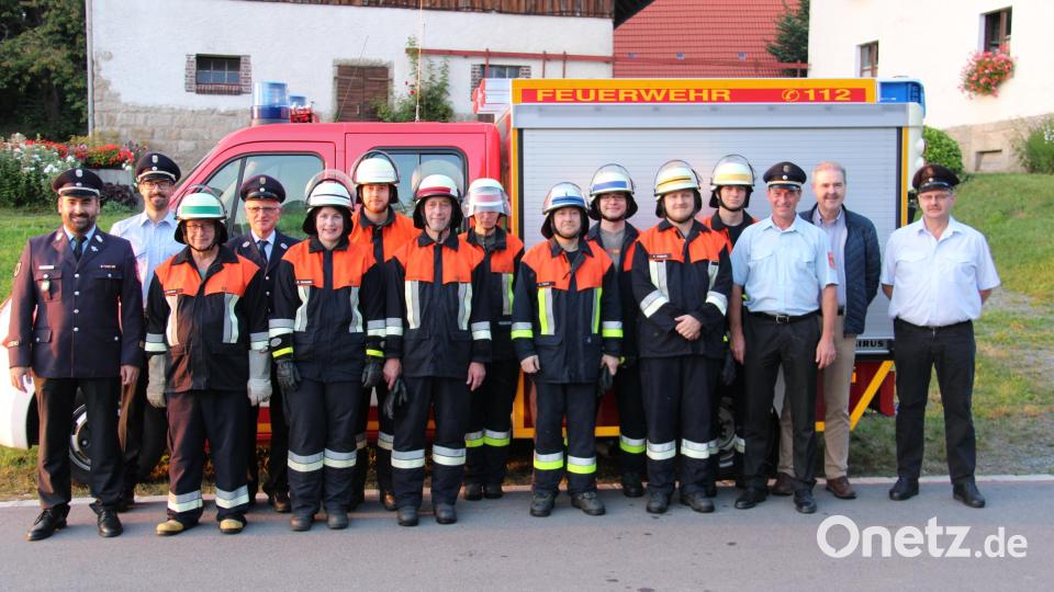 Leistungsprüfung bestanden. Sieben Feuerwehrmänner und zwei Feuerwehrfrauen der Roschauer Wehr unter der Leitung von Kommandant KBM Manuel Bock (links) meisterten die Prüfungsaufgaben. Bild: prh