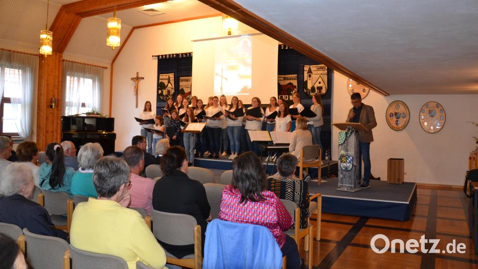 Der Vorsitzende der Missionsbrücke, Bernhard Rom, dankt der Gruppe „Amicanti“ für das Konzert zugunsten der Missionsarbeit. Bild: gi