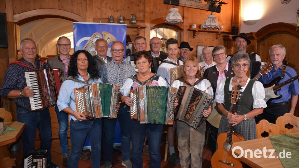Die Teilnehmer des Musikantentreffens im Gasthof Prinzregent Luitpold zusammen mit den Ehrengästen. Bild: jr
