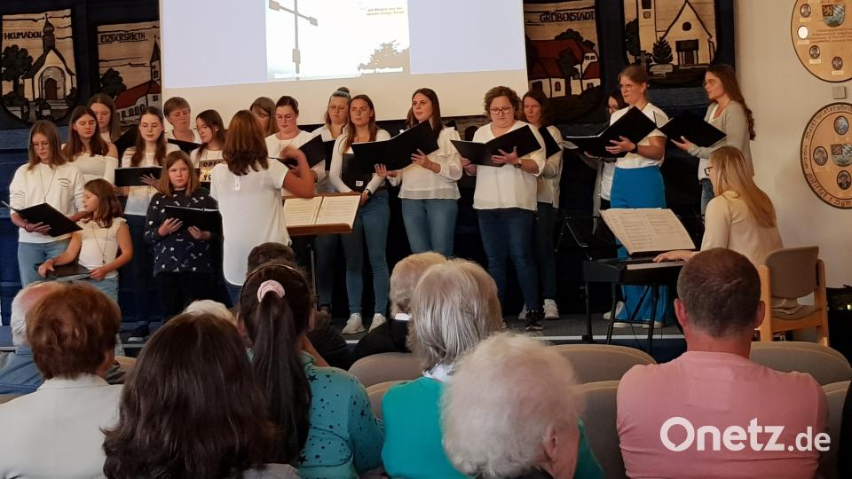 Der Chor „Amicanti“ aus Waldthurn mit Leiterin Manuela Grünbauer und Monika Stahl am E-Piano glänzt mit zahlreichen schönen Liedern. Die Besucher danken mit einem Riesenapplaus. Bild: gi