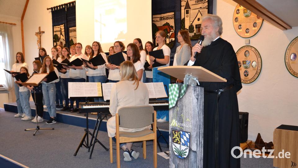 „Grüßt euch Gott, ihr Brückenbauer“ – mit diesen Worten begrüßt Pater Ferdinand die Besucher beim Benefizkonzert im Rathaussaal in Moosbach. Bild: gi