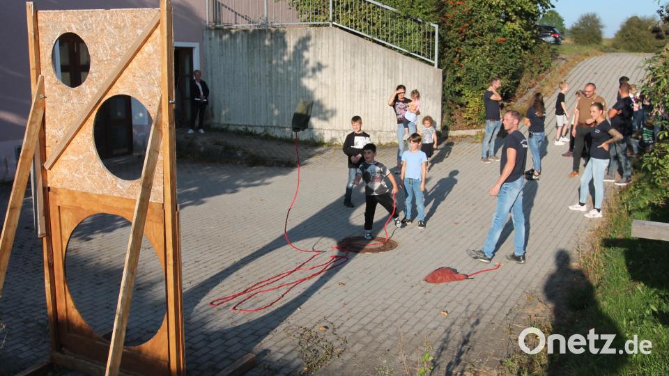 Franziska Eberlein und Tobias Maure (von rechts) freuen sich über die Begeisterung der Kinder. Bild: pi