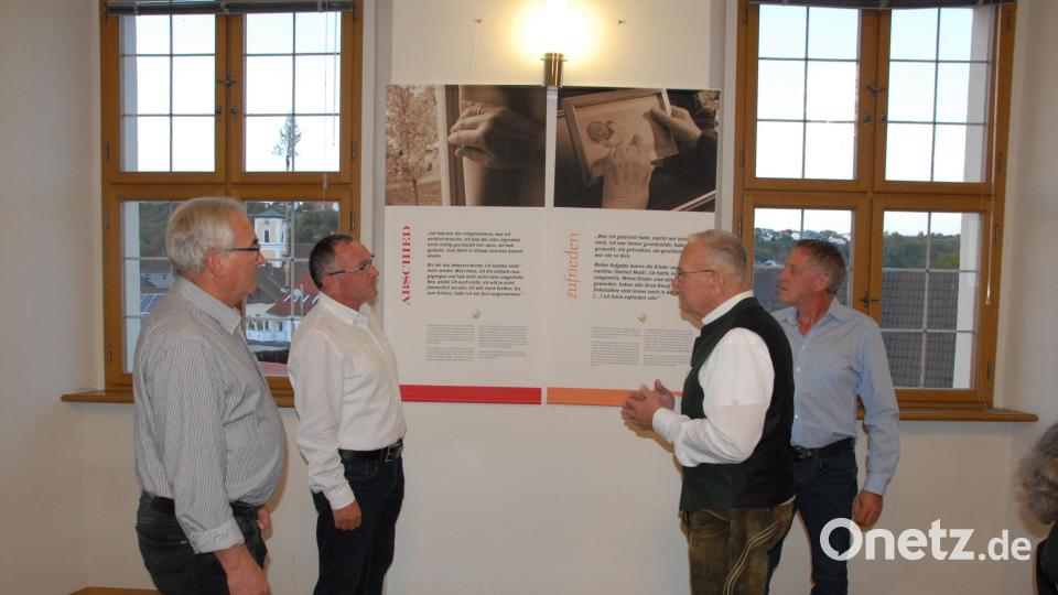 Die Wanderausstellung „Hand aus Herz“ des Hospizvereins Amberg/Amberg-Sulzbach sowie der Marktgemeinde Schmidmühlen wird im Hammerschloss eröffnet (von links): Zweiter Bürgermeister Martin Bauer, Inklusionsbeauftragter Karl Bauer, Georg Franz Fröhler und Dritter Bürgermeister Mathias Huger. Bild: pop