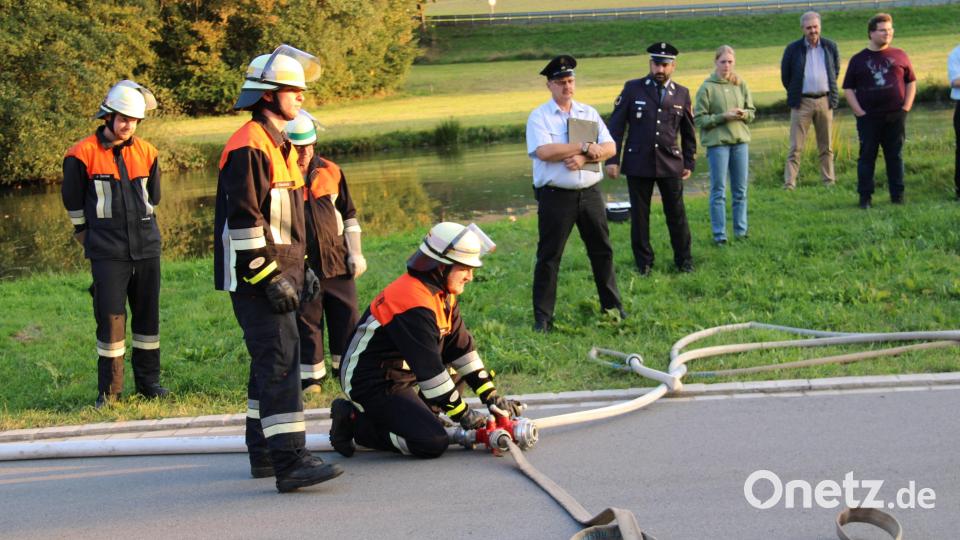 Die Prüfungsübung „Gruppe im Löscheinsatz – Außenangriff Wasserentnahme mit Saugleitung aus offenem Gewässer“ absolvieren die Teilnehmer der Roschauer Feuerwehr mit Bravour. Bild: prh
