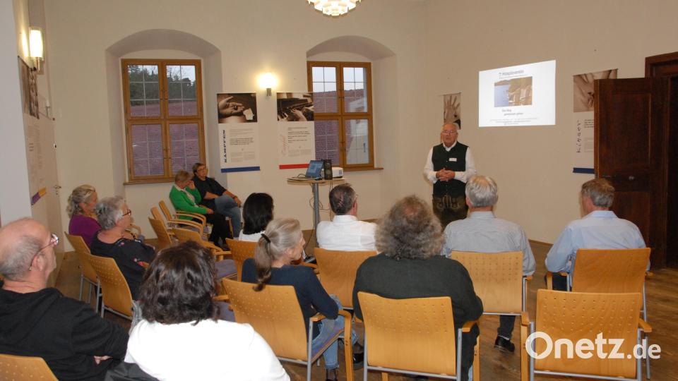 Georg Franz Fröhler stellt die Ausstellung vor Bild: pop