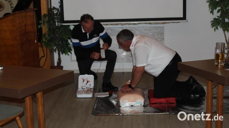 Richard Wagner vom BRK zeigte, wie der Defibrillator funktioniert. Bild: Feuerwehr Premenreuth/exb