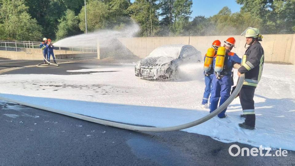 An einem ausrangierten Auto übten die jungen Feuerwehrleute das Vorgehen bei einem Fahrzeugbrand. Bild: FFW Michelfeld/exb